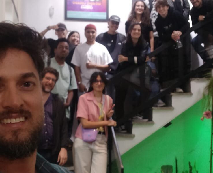 Alunos visitam estúdio com tecnologia Dolby