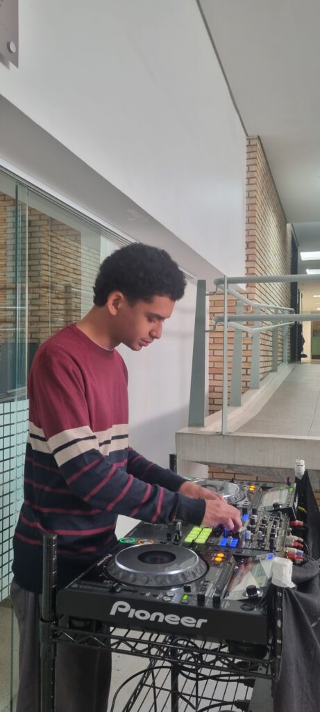 Aluno de Produção Fonográfica na Semana de Música Eletrônica