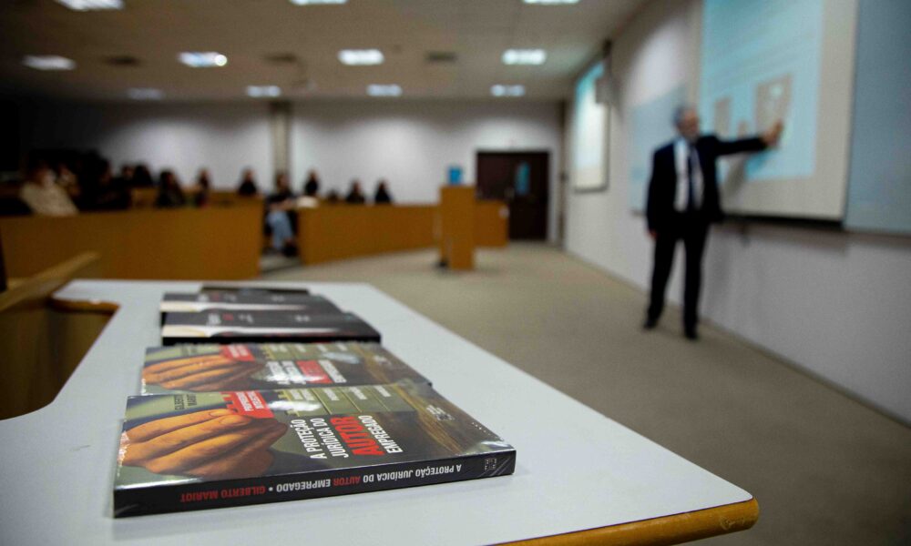 Direito e Moda: palestra com advogado e escritor Gilberto Mariot.