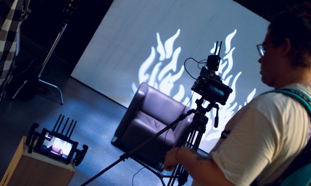 Alunos testam equipamentos de audiovisual