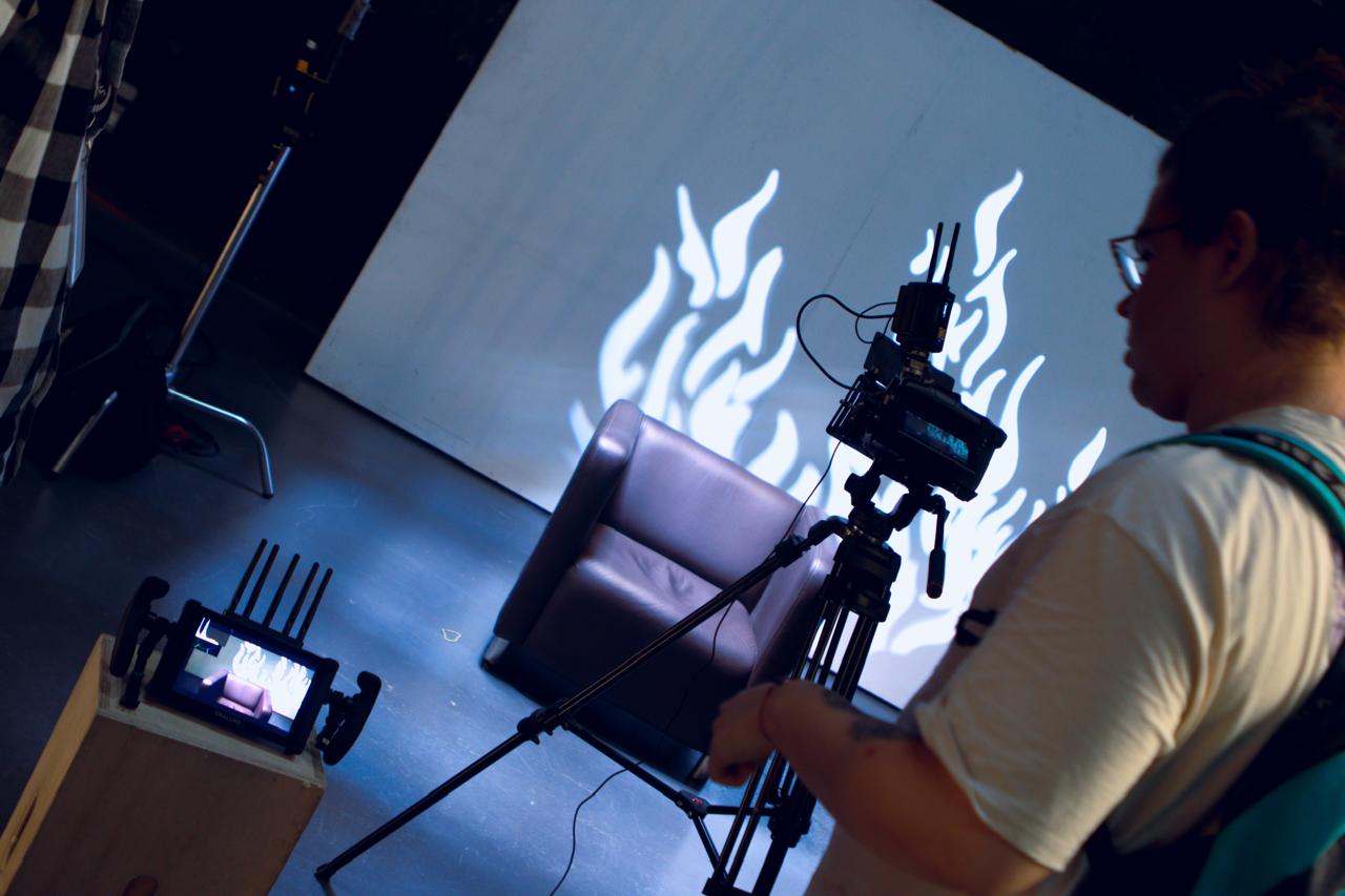 Alunos testam equipamentos de audiovisual