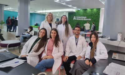 Estudantes e professores do curso de Farmácia