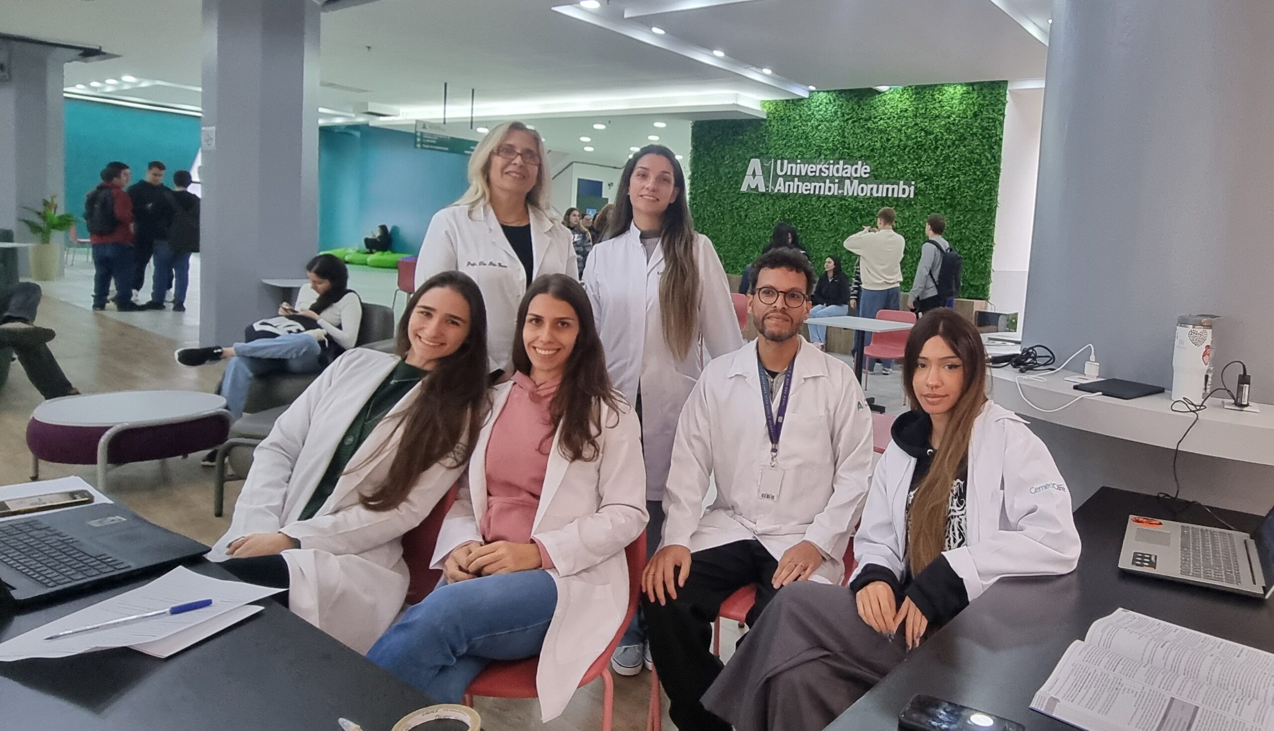 Estudantes e professores do curso de Farmácia