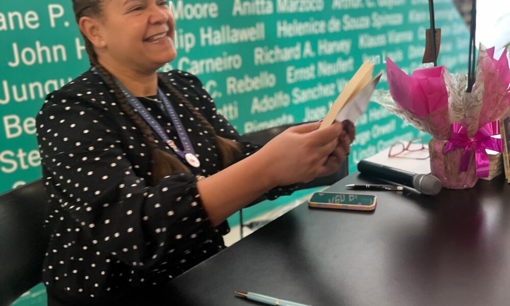 Professora lança livro na biblioteca da Mooca