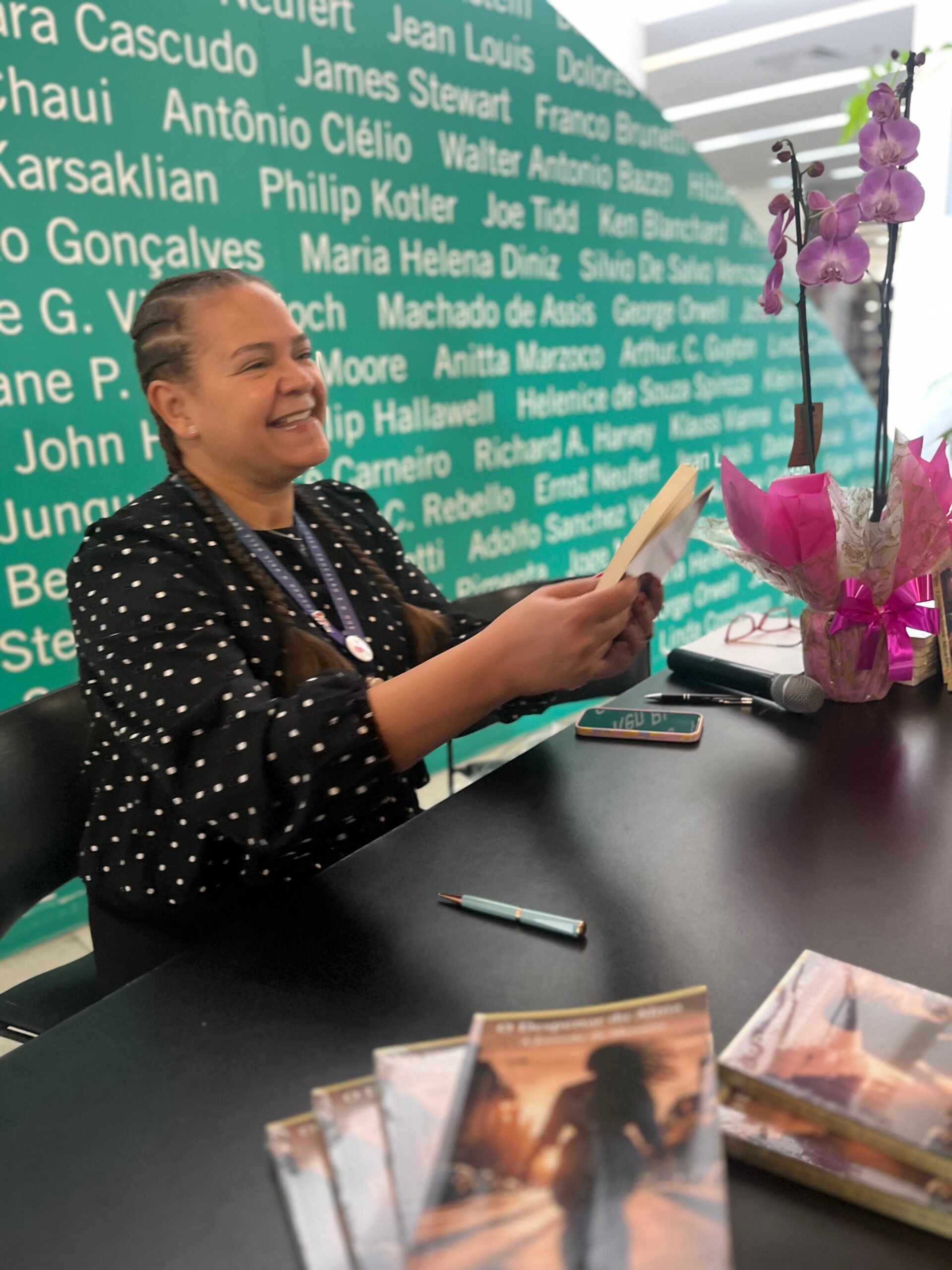 Professora lança livro na biblioteca da Mooca
