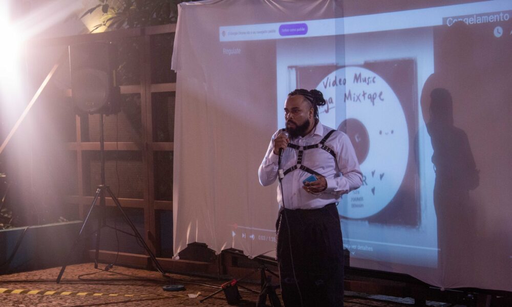 Professor Renan no desfile de moda de 2025