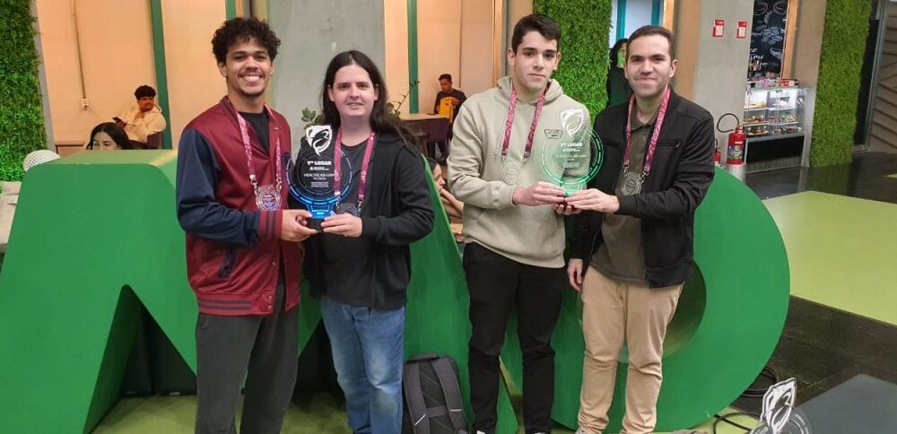 Aplicativo FitCheck, criado por alunos da Anhembi Morumbi, vence a 7ª edição do Shark Hub: confira entrevista com os vencedores.