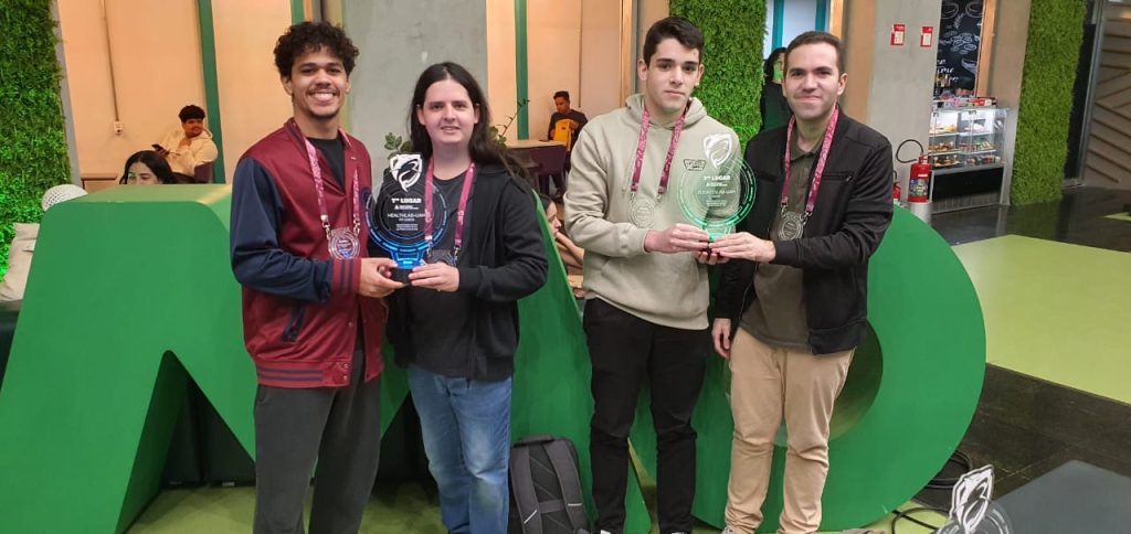 Aplicativo FitCheck, criado por alunos da Anhembi Morumbi, vence a 7ª edição do Shark Hub: confira entrevista com os vencedores.